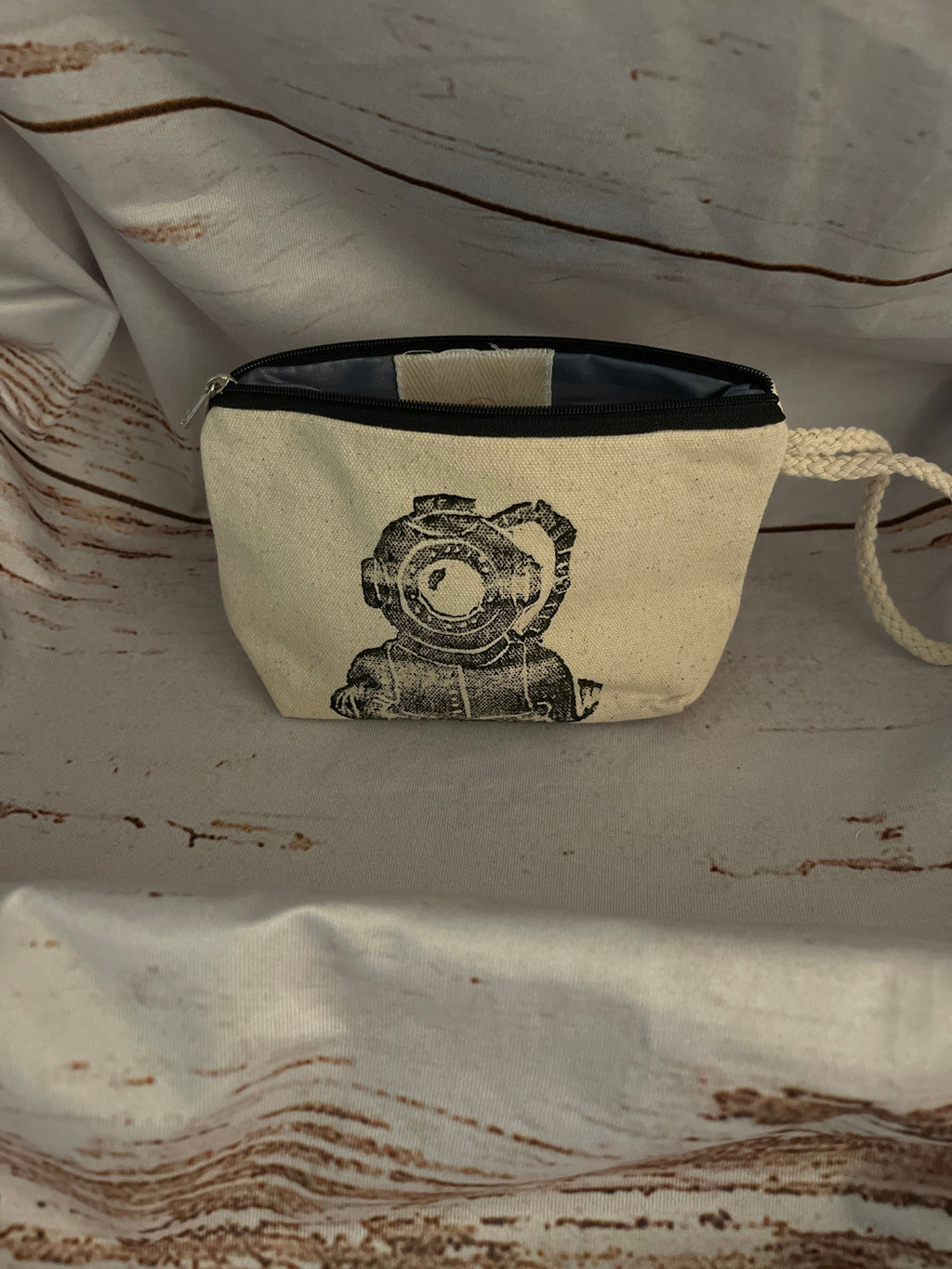 Diver wristlet bag