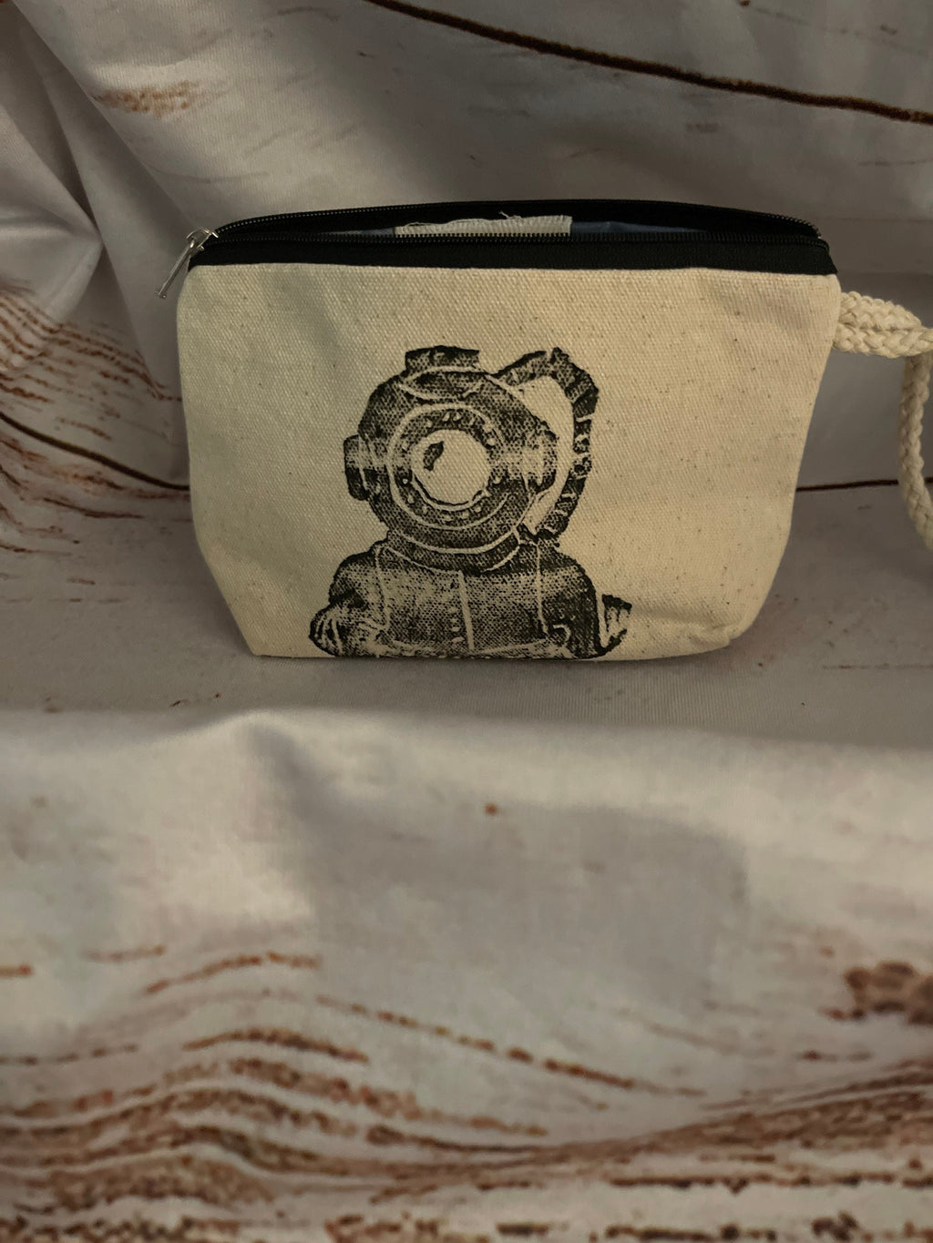 Diver wristlet bag